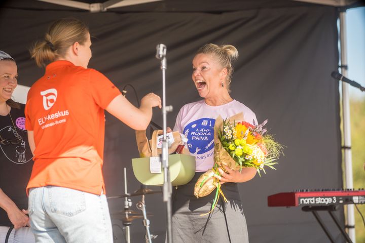 Johanna Mattila ojentaa palkintoa Henna Kyyrälle.