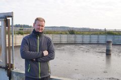 Taneli Takatalo lietealtaan edessä.