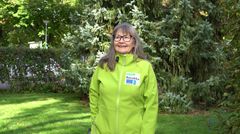Ulla Kallio ulkona vihreässä Leader-takissa.