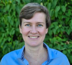 Satu Paananen ulkona sinisessä paidassa.