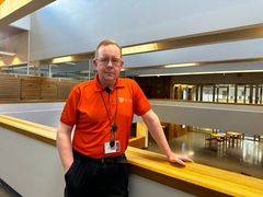 Mika Korkki ELY-keskuksen oranssissa paidassa Turun virastotalon aulassa.