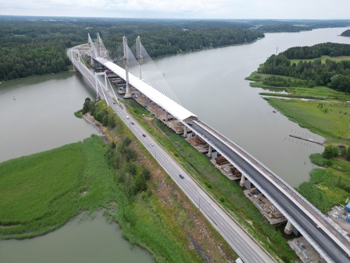 Den nya och den gamla Rävsundsbron