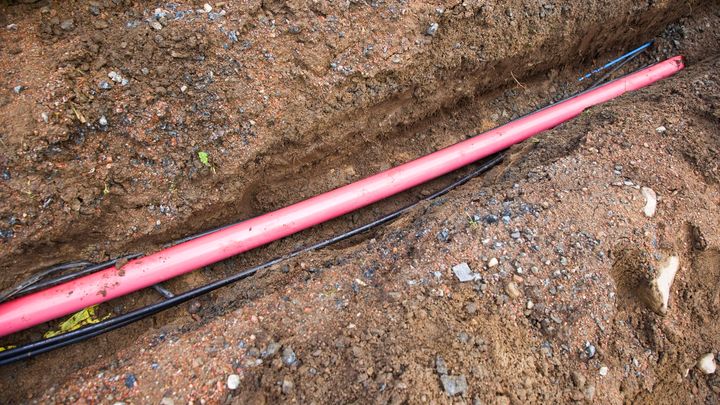 Valokuitukaapeli maassa.