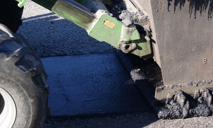 kuvituskuva päällysteen paikkauksesta