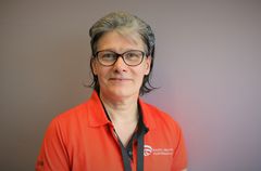 Hilkka Halla ELY-keskuksen oranssissa paidassa.