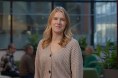 Julia Ekström Yrityssalon aulassa.