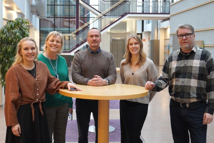 Viisi ihmistä Yrityssalon aulassa.