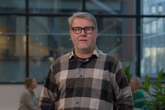 Mika Laitonen Yrityssalon aulassa.