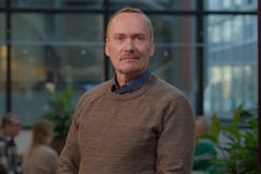 Risto Saarni Yrityssalon aulassa.