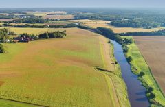Ilmakuvassa peltoa, joki ja niiden välissä suojavyöhyke.