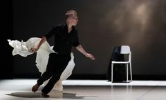 Syksyn triplaillassa nähdään teokset kolmen eri sukupolven koreografeilta. Tero Saarinen palaa myös itse näyttämölle Carolyn Carlsonin hänelle luomassa sooloteoksessa Room 7.