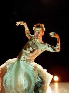 Tero Saarisen avainteoksiin lukeutuva sooloteos HUNT siirtyy ranskalaisen Ballet du Rhinin ohjelmistoon. Venetsian biennaalissa 2002 kantaesitettyä teosta on esitetty 32 maassa ympäri maailman.