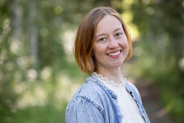 Noora Seppälä hymyilee taustallaan metsämaisema