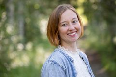 Noora Seppälä hymyilee taustallaan metsämaisema