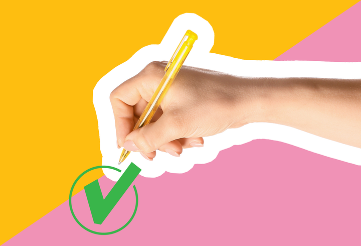 Käsi pitelee keltaista kynää, ja piirtää vihreän rastin ympyrän sisään, tausta on keltainen ja vaaleanpunainen.