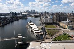 Havainnekuva uudesta Sunborn London -hotellihankkeesta (näkymä Canary Wharfia kohti)