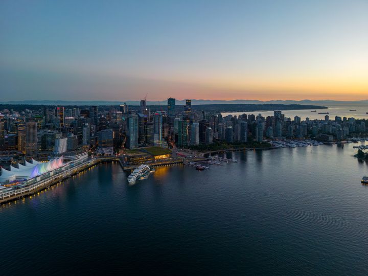 Uuden Sunborn Vancouverin kelluvan hotellin visualisointi