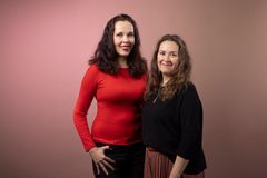 Mila Teräs (vas.) ja Satu Kettunen.