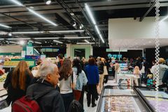 Viime syksynä Espoon myymälän avajaispäivä toi kauppaan asiakkaita jopa pääkaupunkiseudun ulkopuolelta, ja satojen ihmisten jono kiemurteli myymälän ulkopuolella lähes koko päivän.