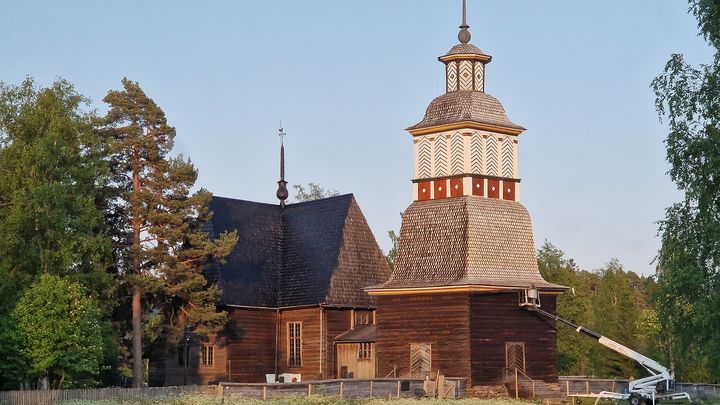 Petäjäveden vanhan kirkon kattoa tervataan kesällä 2023. Kuva: Hanna Hautamäki