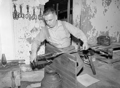Glasblåsare Olavi Helander i Humppilan Lasi Oy:s glasfabrik i Humppila den 10 oktober 1963. Foto: Erkki Voutilainen, JOKA Pressfotografiskt arkiv, Museiverket