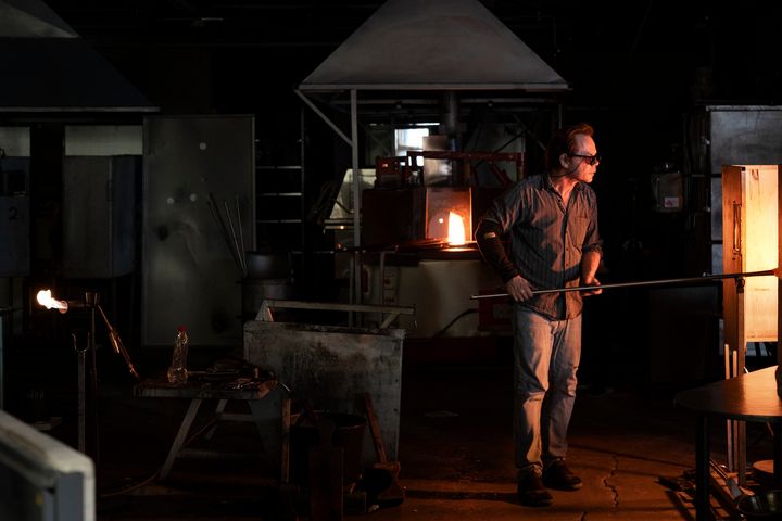 Glassblower Johannes Rantasalo making works by designer Heikki Orvola in Nuutajärvi in 2022. Photo by Ella Tommila / Finnish Museum of Glass.