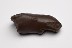 Kortesjärven hirvi on maasälpäporfyyriä, ja se on valmistettu todennäköisesti Ruotsin alueella. Kuva: Arkeologiset kokoelmat, Museovirasto