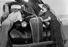 Ensimmäinen autoilun teoriakurssi naisautoilijoille Helsingissä kesäkuussa 1940. Kaksikymmentäseitsemän nuorta naista osallistui kolmen viikon kurssille, jolla opittiin ajamisen lisäksi auton huoltoa ja korjaamista.