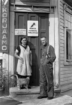 Ruskeasuon suunniteltu rakentaminen herättää huolta alueen asukkaissa. Rajasuutari August Johansson puolisoineen ja kissoineen kotinsa edustalla Ruskeasuolla, Helsingissä elokuussa 1938. Kuva JOKAHBL3B_I15:1 : Hugo Sundström / HBL / Journalistinen kuva-arkisto JOKA / Museovirasto