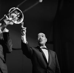 Duke Ellington orkestereineen Helsingissä helmikuussa 1963. Kuva JOKAHBL3E_D05:6: Bert Carpelan / HBL / Journalistinen kuva-arkisto JOKA / Museovirasto