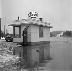 Esson huoltoasema tulvivalla Jokikadulla Porvoossa 1969. Kuva JOKAÖN3A_F92:1: Östnyland Borgåbladet / Journalistinen kuva-arkisto JOKA / Museovirasto