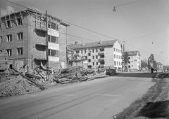 Asuinkerrostaloja rakennetaan Tukholmankadun (ent. Munkkiniemenkatu) varrelle Helsingin Meilahdessa 1941. Vasemmalla Valpurintie 2. Kuva JOKAHBL3C_B105:1: Hugo Sundström / HBL / Journalistinen kuva-arkisto JOKA / Museovirasto
