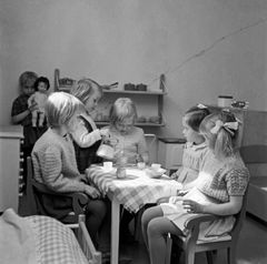 Tytöt leikkivät Nikkilän lastentarhassa, Nikkilä 1965. Kuva JOKAÖN3A_B06:2: Gritt Lindroos / Östnyland Borgåbladet / Journalistinen kuva-arkisto JOKA / Museovirasto