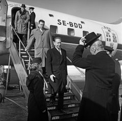Yhdistyneiden kansakuntien pääsihteeri Dag Hammarskjöld saapuu Suomeen 1958. Kuva JOKAHBL3D_I0:1: HBL / Journalistinen kuva-arkisto JOKA / Museovirasto