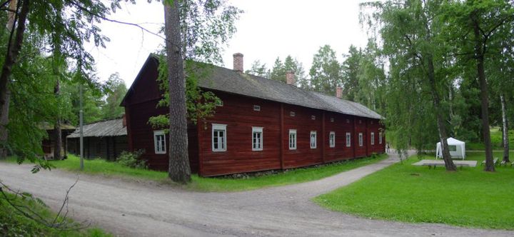 Punainen puutalo metsän keskellä Seurasaaren ulkomuseossa Helsingissä.