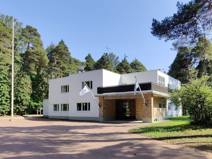 Alvar Aalto -reittiin kuuluva Sunilan teollisuus- ja asuinalue Kotkassa, ja siihen kuuluva tehtaanjohtajan asunto Kantola. Ympäristöineen Kantola kertoo kävijälleen arkkitehtuurin ja metsäteollisuuden yhteisestä historiasta alueella. Kuva: Noora Räsänen