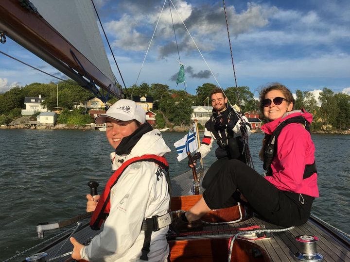 Int5m-luokan kilpaveneeksi vuonna 1937 Wileniuksen venetelakalla Porvoossa rakennettu purjevene Carola on ollut mukana vuodesta 2019 Ruissalon telakan Sailing Center -toiminnassa, jossa kuka tahansa on voinut maksutta tutustua klassikkopurjehdukseen kesämaanantaisin ohjelman nuorten kippareiden opastuksella. Kuva: Ilkka Kari