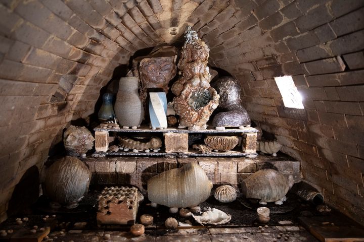 Poltettu Kuussa keramiikkataiteen näyttely on esillä Orimattilan Taidemuseossa 23.1.–15.3.2026. Anagamauunin polton jälkeen on kuvannut Tiina Rekola / Lahden museot.