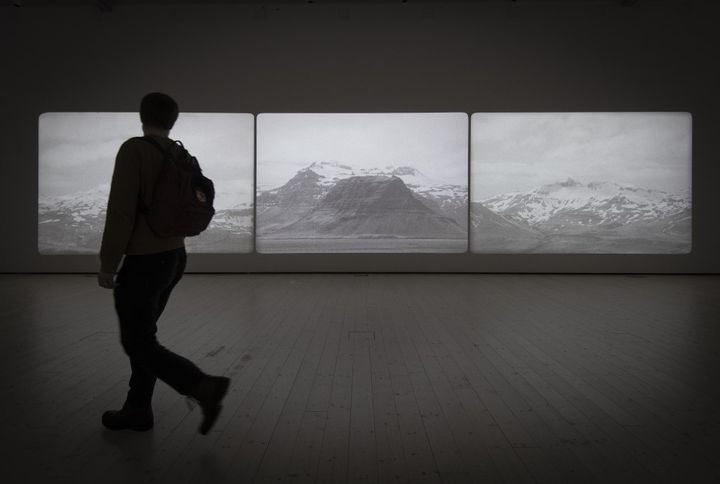 Museoviraston valtionavustuksella tuettiin muun muassa Turun taidemuseon hanketta, joka etsii reseptejä hidastamiseen ja syvempään taidekokemukseen. Kuvassa Saara Ekströmin teos Geopsyche (2023) Turun taidemuseossa. Kuva: Krister Hägglund