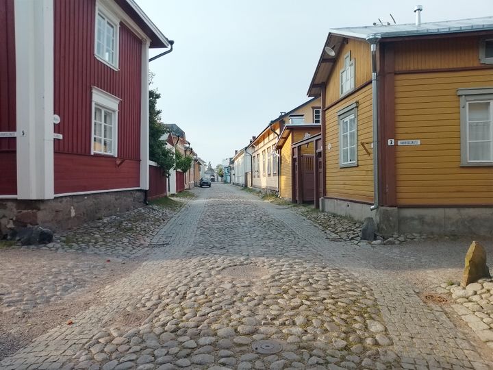 Vanhan Rauman maailmanperintökohteelle myönnettiin vuonna 2026 hoitoavustuksia yhteensä kymmeneen hankkeeseen. Kuvassa Vanhalle Raumalle tyypillinen katunäkymä Pappilankadun ja Vähäkoulukadun risteyksestä. Kuva: Jaakko Holma/Museovirasto