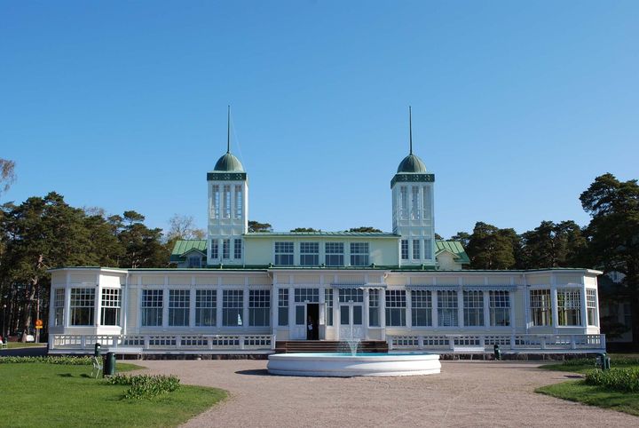 Hangon Casino sai avustusta ikkunoiden kunnostamiseen. Kuva: Hangon kaupunki