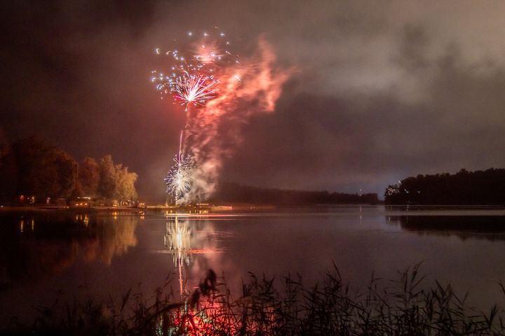 Ilotulitus veden päällä.