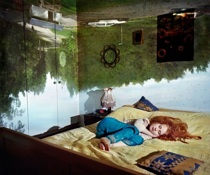 Valokuvataiteilija Marja Pirilän Camera Obscura -näyttely on esillä Kuntsin modernin taiteen museossa Vaasassa 19.9.2026-9.1.2027. Kuvassa Camera obscura/Anu, Tampere, Suomi sarjasta Sisätila/Ulkotila, 2004