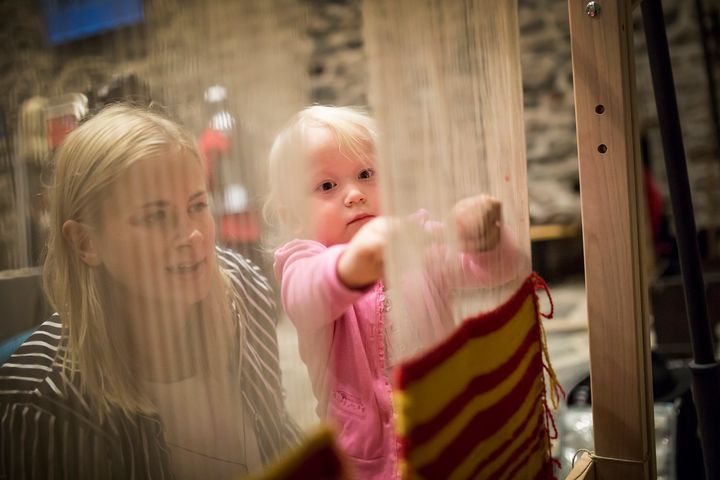 Museokävijöitä Olavinlinnan Pikku Herttuan salissa. Kuva: Risto Hämäläinen, Museovirasto