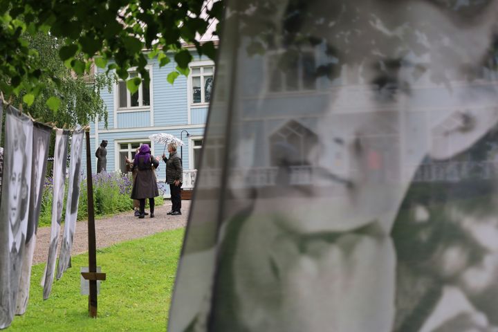 Tuntematon Lotta -puutarhanäyttely avautui Lottamuseolla Tuusulassa 11.6.2025