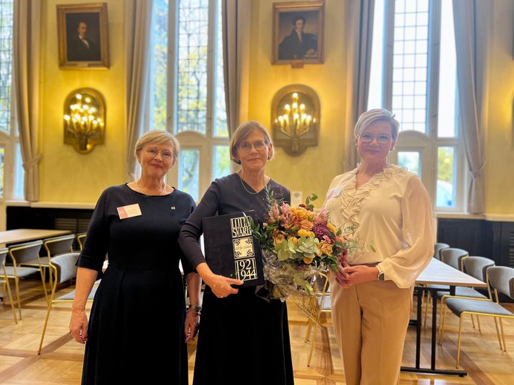 Lotta Svärd -stipendin otti vastaan Kaakkois-Suomen Martat ry:n toiminnanjohtaja Tuija Valjakka. Kuvassa myös (vas.) Lotta Svärd Säätiön hallituksen puheenjohtaja Riitta Pyhälä ja toiminnanjohtaja Anne Nurminen.