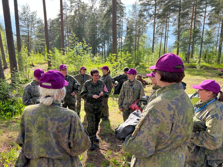 Lotta Svärd Säätiö myöntää säätiörahoitusta mm. Naisten Valmiusliitolle naisten kouluttamiseen kriisien varalle.