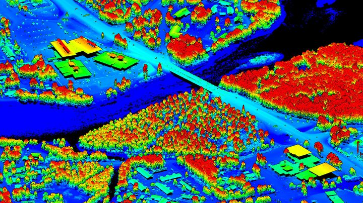Laserkeilausaineistoa Pudasjärven keskustasta korkeusvärjättynä pistepilvenä. Mitä korkeampi kohde, sitä punaisempi väri. Kuva: Maanmittauslaitos