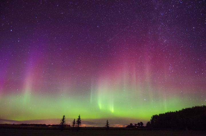 Kuvateksti: Auringon ollessa aktiivinen roihupurkaukset ja massapurkaukset lisääntyvät. Voimakkaan purkauksen tuttu merkki on revontulien näkyminen Etelä-Suomessa saakka. Kuva: AdobeStock