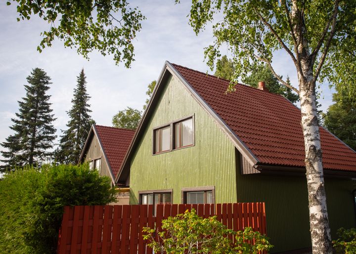 Harjakattoisia omakotitaloja